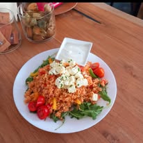 Couscous-Salat mit Feta, Tomaten und Rucola