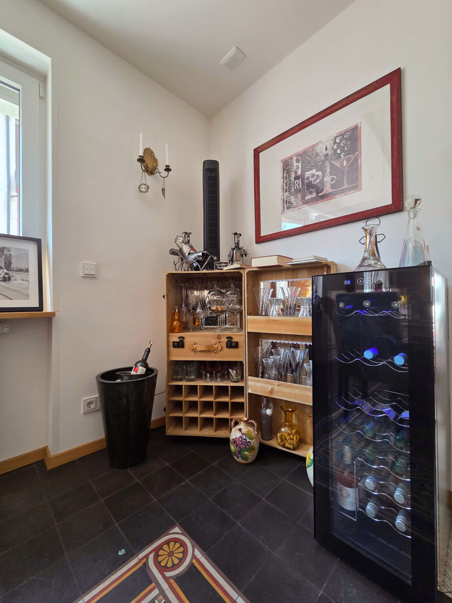 Weinecke mit Weinkühlschrank, Gläsern und Karaffen