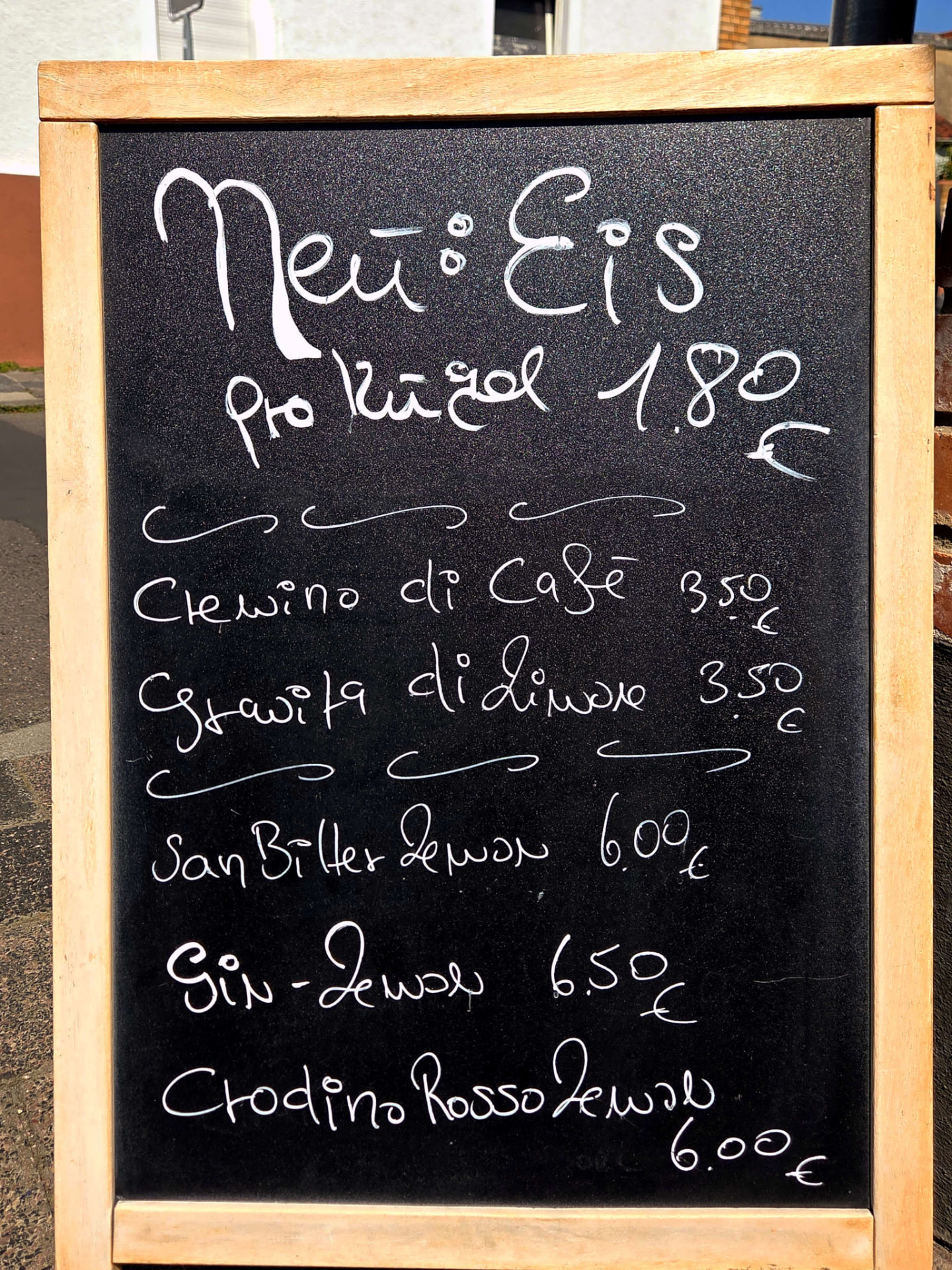 Kreidetafel mit neuen Eisspezialitäten