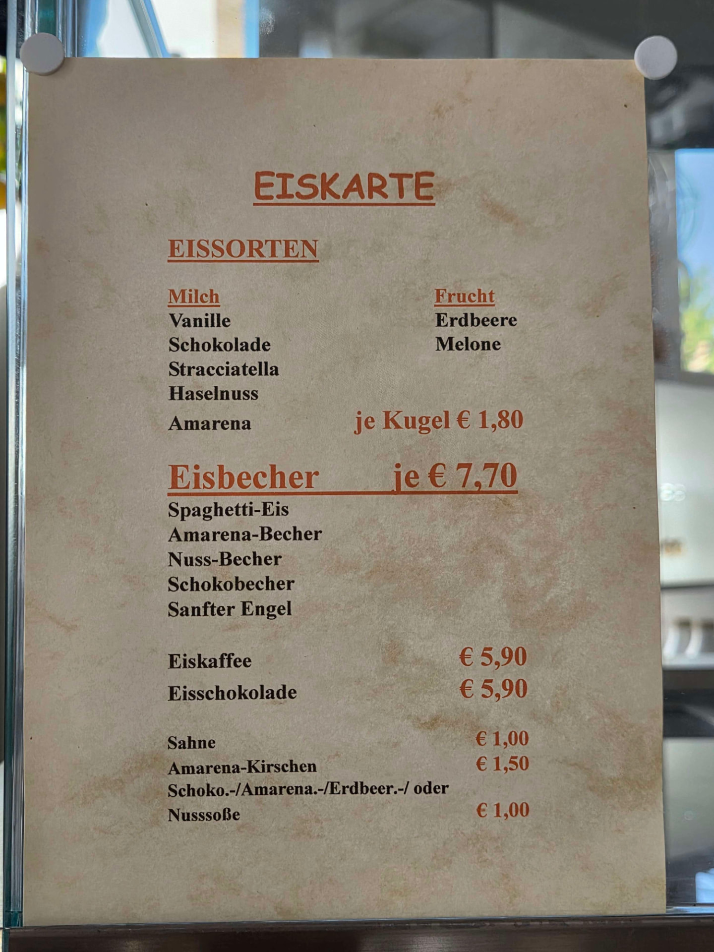 Gedruckte Eiskarte mit Eissorten und Eisbechern