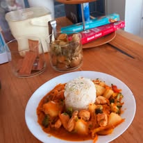 Warmes Gericht mit Gemüse-Curry und Reis