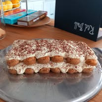 Hausgemachtes Tiramisu auf einer Platte